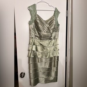 Green midlength tiered cocktail dress size 14-16